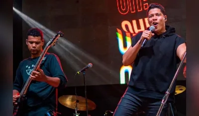 Rafa Pérez con la foto que publicó junto a su bajista Ángel Orozco