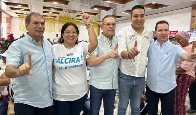 Alcira Sandoval entre Armando Zabaraín, Efraín Cepeda, Rodrigo José Ucrós y Federico Ucrós Fernández.