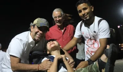 Alex Char, candidato a la Alcaldía de Barranquilla, saluda a un niño discapacitado y a su familiar