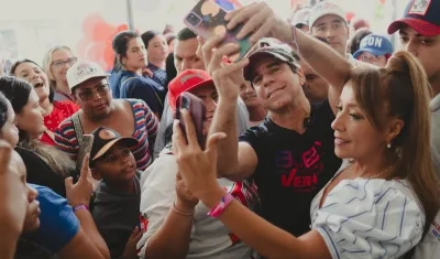 Alex Char se toma una selfi con un grupo de mujeres con las que se reunió.
