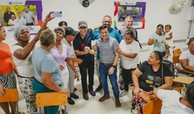 El tres veces alcalde de Barranquilla, Alex Char,con vecinos de Villa Cordialidad