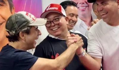 Alex Char y Harry Canedo se saludan. A su lado, Juan Carlos Ospino