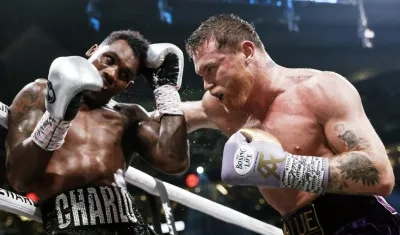 'Canelo' Álvarez golpea la humanidad de Jermell Charlo durante la pelea celebrada en Las Vegas. 