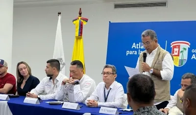 Delegado de la Registraduría Nacional durante la instalación de la jornada electoral. 