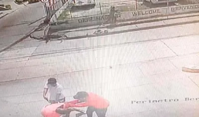 Owens Gregory Stewart en momentos en que forcejea con los dos delincuentes