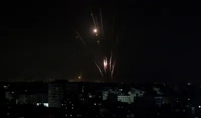 Militantes del ala militar de Hamáslanzan cohetes desde la franja costera de Gaza hacia Israel.