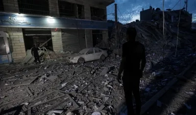 La Torre Palestina quedó destruida después del ataque de aviones de combate israelíes en la ciudad de Gaza