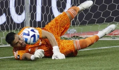 Sergio Romero paró dos cobros desde el punto penal al Palmeiras. 