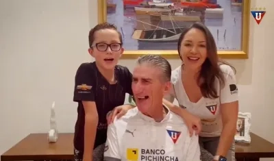 Edgardo Bauza con la camiseta de Liga junto a su esposa Maritza y a su hijo Nicolás.