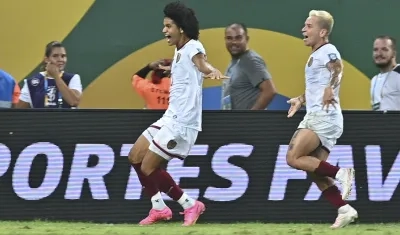 Eduard Bello festeja tras marcar el gol del empate ante Brasil. 
