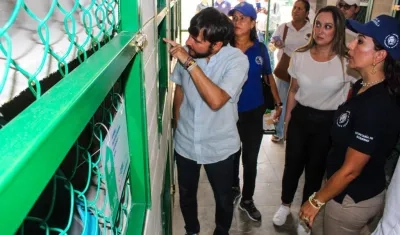 El alcalde Jaime Pumarejo en la visita que realizó al Centro de Bienestar Animal