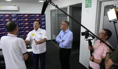 Antonio Bohórquez, candidato a la Alcaldía de Barranquilla, habla con Jorge Cura y el redactor Manuel Ortega 