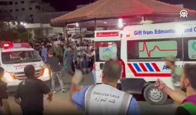 Ambulancias trasladan a heridos después del bombardeo en el hospital en el centro de Gaza