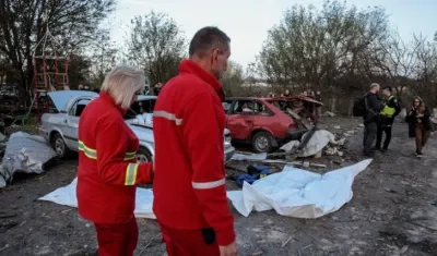  Los servicios de emergencia trabajan en el lugar del ataque militar en la región ucraniana de Járkov.
