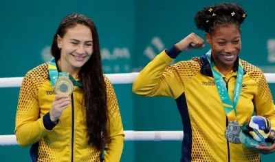 Yeni Arias y Angie Valdez, boxeadoras colombianas, medalla de oro y plata en Santiago 2023. 