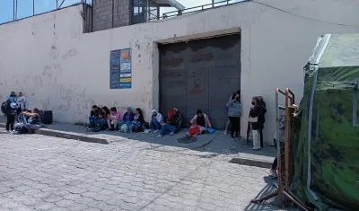 Familiares de internos aguardan en las afueras de la cárcel El Inca de Quito