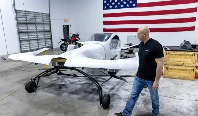 El fundador y director ejecutivo de Doroni Aerospace, Doron Merdinger, comprueba el prototipo de su avión.