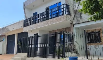 Fachada de la residencia del empresario de la salud y odontólogo Juan Carlos Bayter.