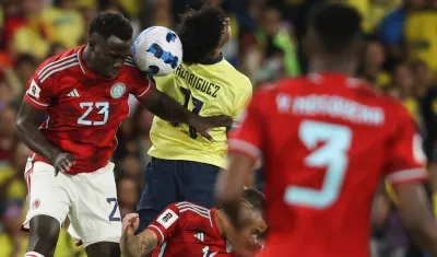 Dávinson Sánchez (23) salta a disputar el balón con el ecuatoriano Kevin Rodríguez. 