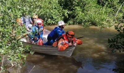 Armada, Bomberos y Cruz Roja participan en la búsqueda.