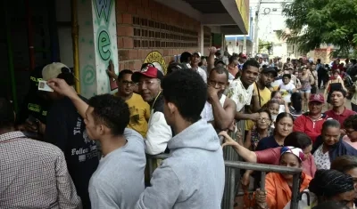Personas esperando ingresar en un puesto de votación en Soledad.