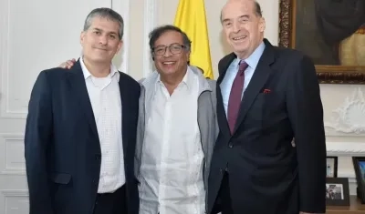 El embajador de Israel en Colombia, Gali Dagan, el Presidente Gustavo Petro y el canciller Álvaro Leyva.