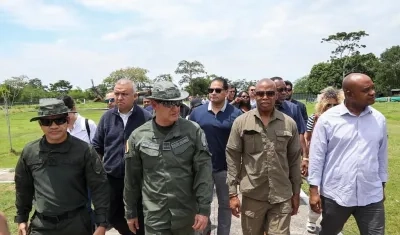 El alcalde de Nueva York, Eric Adams, con el embajador en EE.UU. Luis Gilberto Murillo, en la visita a Necoclí