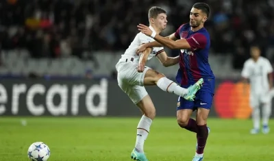 Ferrán Torres disputa un balón ante el defensa Valeriy Bondar, del Shakhtar.