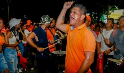 Simpatizantes del partido Fuerza Ciudadana durante la protesta el viernes en la sede de la Registraduría de Santa Marta. 