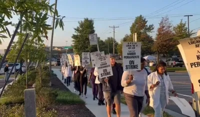 Trabajadores de la salud protestando en las calles.