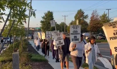 Trabajadores de la salud protestando en las calles.