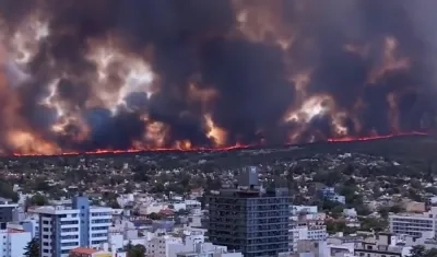 Las llamas ya llegaron a las viviendas. La destrucción es total