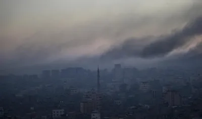 Columnas de humo tras un bombardeo israelí en Gaza.