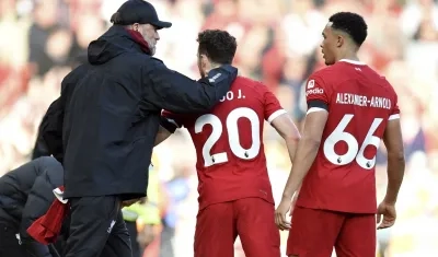 Jürgen Klopp felicita a Diogo Jota tras marcar el primer gol del Liverpool.