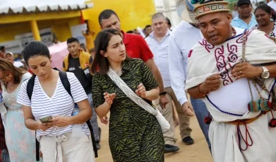 Laura Sarabia, directora del DPS, el lunes en La Guajira en donde entregó 2.000 kits alimenticios a familias wayúu