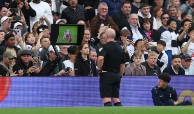 El árbitro Simon Hooper chequea en el VAR la acción de Curtis Jones. 