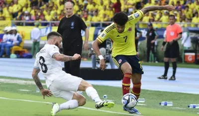 Luis Díaz en un duelo con el lateral uruguayo Nahitan Nández. 