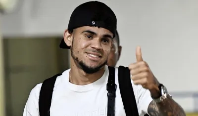 Luis Díaz saluda a su llegada al sitio de concentración de la Selección Colombia. 