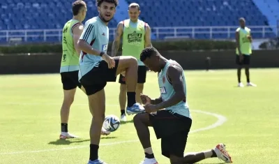 Luis Díaz con Cristian Borja durante un entrenamiento de Colombia en el estadio Roberto Meléndez.