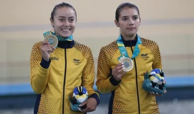 Las colombianas Lina Rojas y Lina Hernández, ganadoras de la medalla de oro en el madison. 