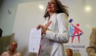 María Corina Machado con el documento de la Comisión Nacional de Primarias que la proclama como ganadora de las elecciones internas de la oposición