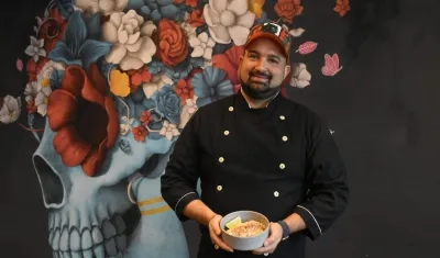 Michel Janna, chef-propietario de 'La Catrina', con uno de los platos tradicionales de su restaurante