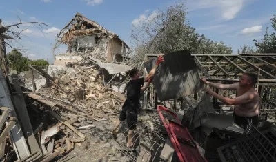 Imagen de archivo de un hombre que retira escombros tras un ataque ruso