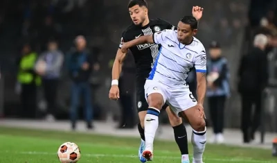 Luis Fernando Muriel disputa la pelota con Jusuf Gazibegovic, del Sturm Graz.