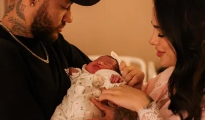 Neymar y Bruna Biancardi con su hija Mavie. 