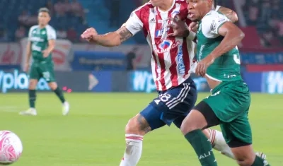 Emmanuel Olivera en un duelo con Jhildrey Castro.