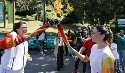 El fuego panamericano recorre las calles de Santiago rumbo al Estadio Nacional. 