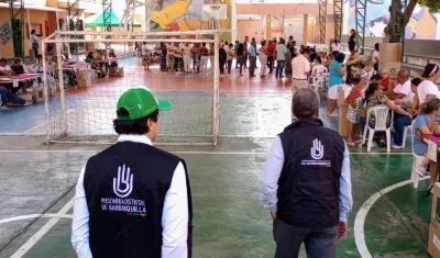 Funcionarios de la Personería en los puestos que han empezado a instalar en Barranquilla