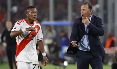 Pedro Aquino recibe instrucciones del técnico de la selección peruana Juan Reynoso.