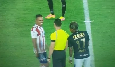 Carlos Bacca y Dayro Moreno riéndose de Wilmar Roldán.